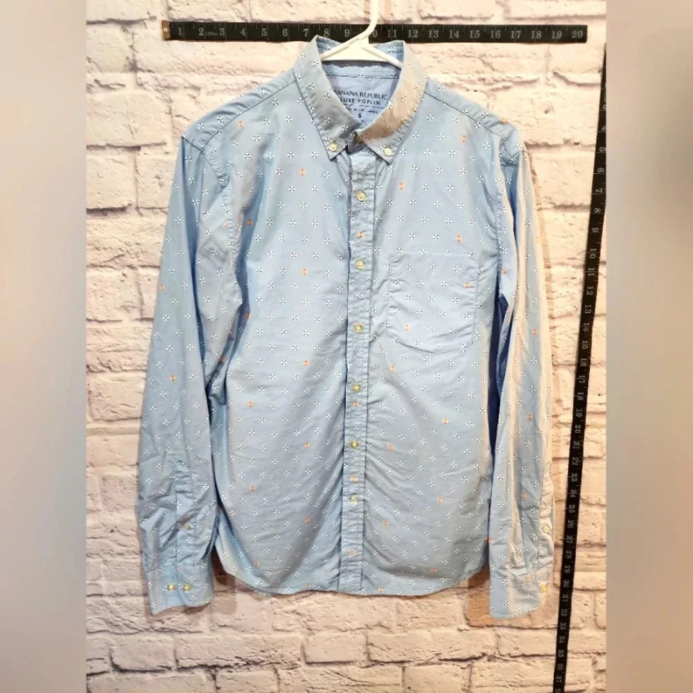 Light blue Banana Republic men's dress shirt Size Small